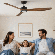 GENERAMEN UNA IMAGEN DE UN VENTILADOR DE TECHO EN UNA HABITACIÓN Y PERSONAS EN ESTADO ÓPTIMO DE CONFORT. TIENE QUE ESTAR OPTIMIZADA PARA INCLUIRLA EN LA CABECERA DE UN BLOG DE WORDPRESS