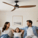 GENERAMEN UNA IMAGEN DE UN VENTILADOR DE TECHO EN UNA HABITACIÓN Y PERSONAS EN ESTADO ÓPTIMO DE CONFORT. TIENE QUE ESTAR OPTIMIZADA PARA INCLUIRLA EN LA CABECERA DE UN BLOG DE WORDPRESS