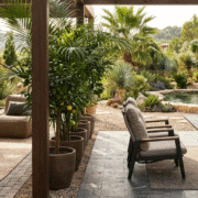 Oasis para el exterior. Zonas lounge y comedor bajo una pérgola
